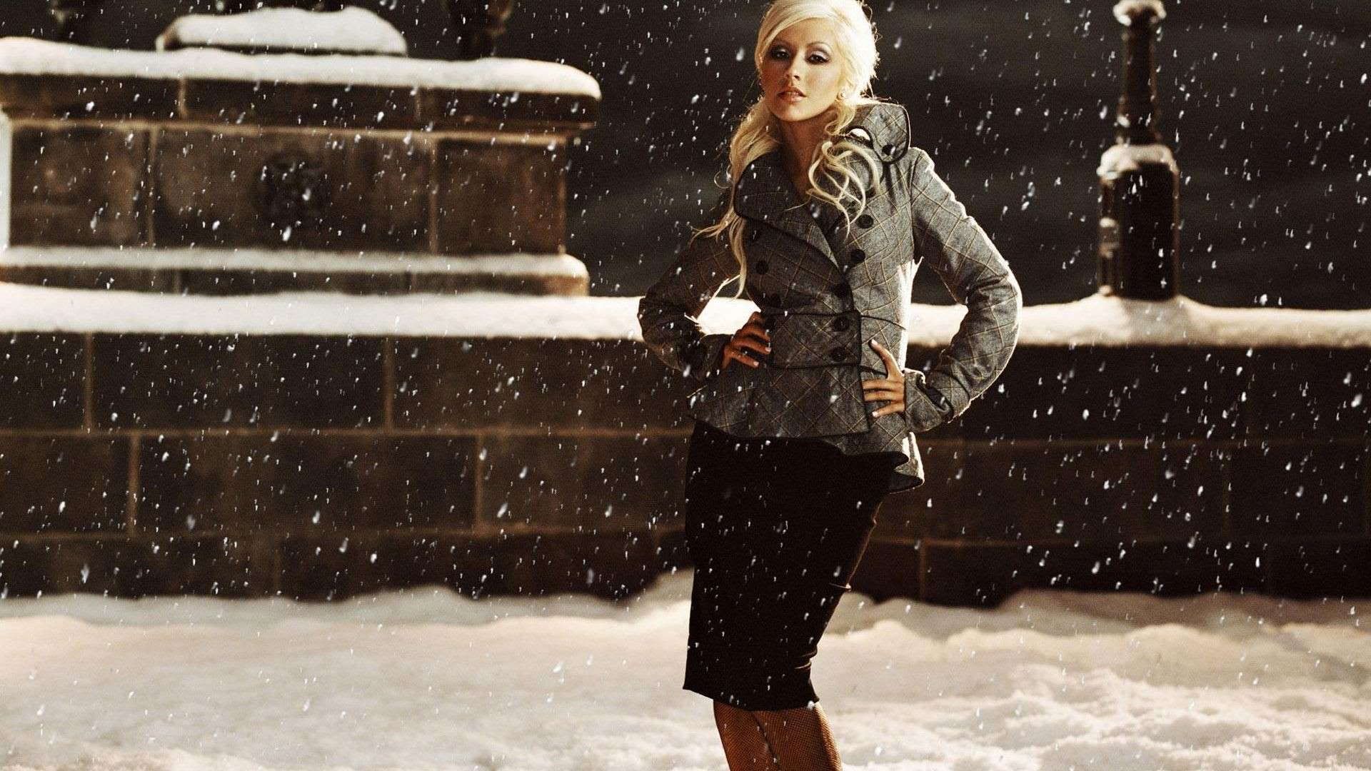 Christina-Aguilera-Snow_wwwFullHDWppcom_