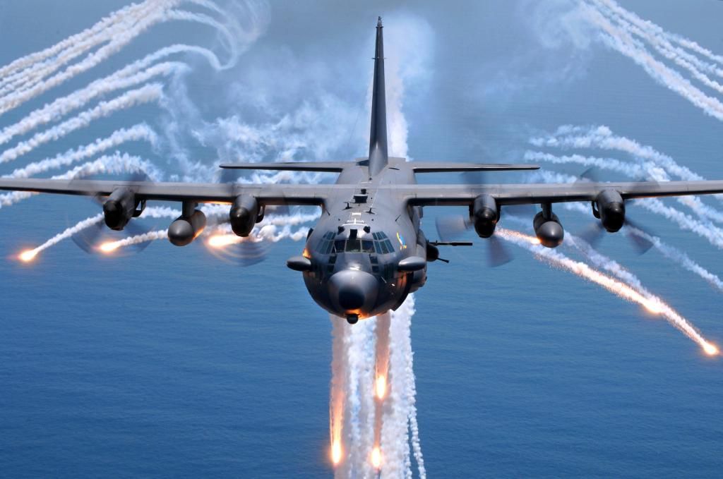 AC-130H_Spectre_jettisons_flares_zps8ch5