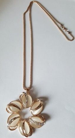 Flower%20necklace_zpsu77nrdoo.jpg