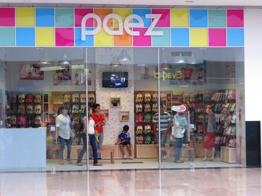 Muchachos abrieron Calzado PAEZ en el local seguido a Samsung en el cuarto piso, segun me dijeron es calzado argentino muy suave, estilo alpargatas,