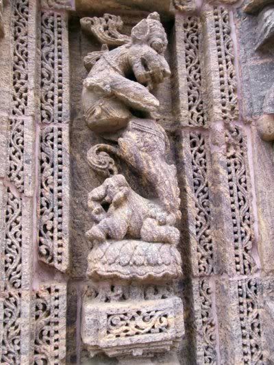 Konark sun temple, lion crushes elephant